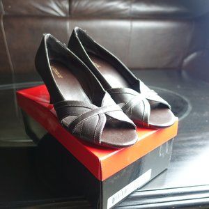 Vintage Aerosoles Brown Heels NEW